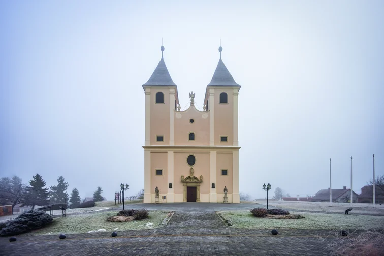 Fertőszéplak, római katolikus templom és szoborcsoportok, Széchényi-kastély